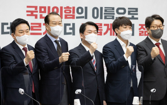 28일 오전 국회에서 열린 국민의힘-대통령직인수위원회 첫 당정협의에서 이준석(오른쪽 두번째) 대표와 안철수(가운데) 인수위원장이 참석자들과 기념 사진을 찍고 있다.<국회사진기자단·연합뉴스>